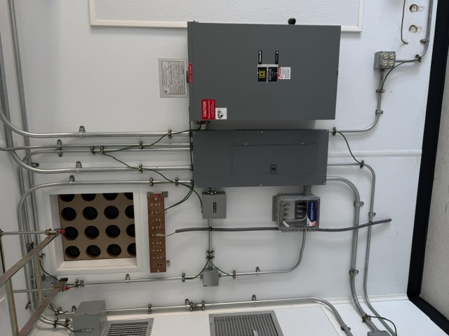 Newly reconditioned 10x20 Fibrebond concrete communication building with new 3-ton Marvair HVACs - Photo 9
