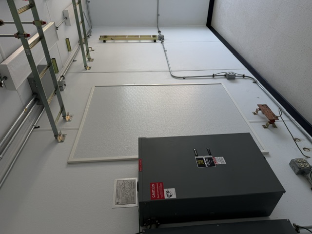Newly reconditioned 10x20 Fibrebond concrete communication building with new 3-ton Marvair HVACs - Photo 12