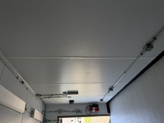 Newly reconditioned 10x20 Fibrebond concrete communication building with new 3-ton Marvair HVACs - Photo 13
