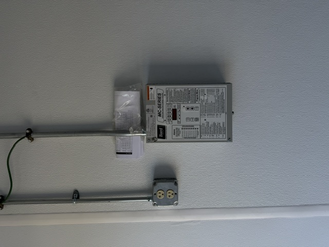 Newly reconditioned 10x20 Fibrebond concrete communication building with new 3-ton Marvair HVACs - Photo 15