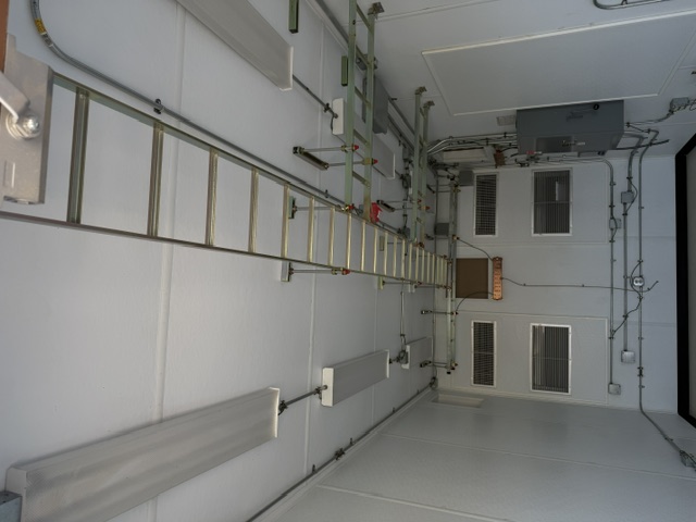 Newly reconditioned 10x20 Fibrebond concrete communication building with new 3-ton Marvair HVACs - Photo 16