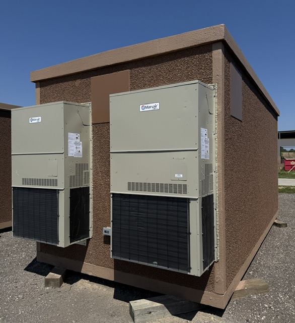 Newly reconditioned 10x20 Fibrebond concrete communication building with new 3-ton Marvair HVACs - Photo 4